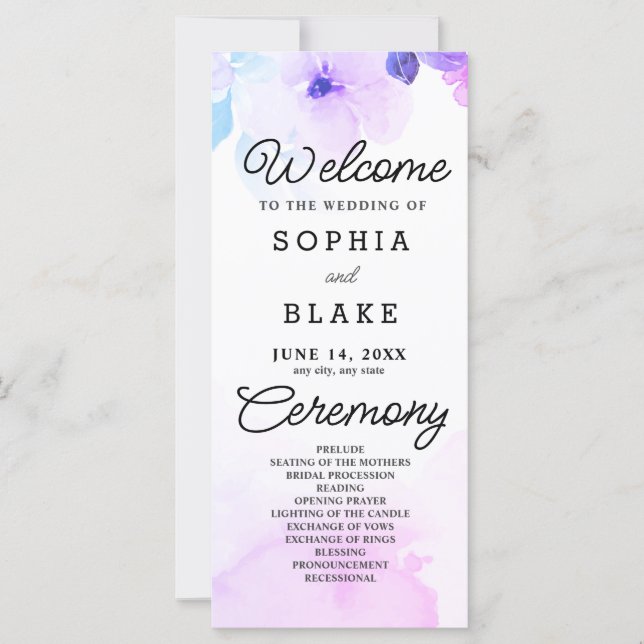Violette Blumen und das weiße Hochzeitsprogramm im (Vorderseite)