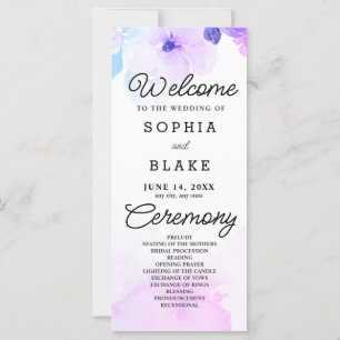 Violette Blumen und das weiße Hochzeitsprogramm im