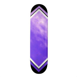 Violette Himmel-Wolken-lila schwarze Skateboard