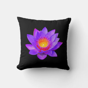 Violette Lotusblume auf Schwarz Kissen