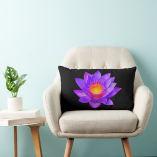 Violette Lotusblume auf Schwarz Lendenkissen