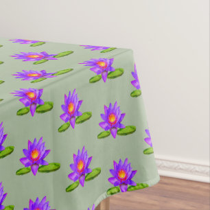 Violette Lotusblumen und Seerosenblatt auf Lorbeer Tischdecke