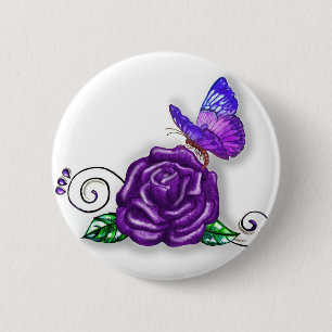 Violettschmetterling und Rose Button