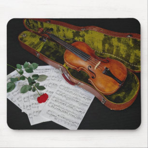 Violine und Rote Rose auf schwarzem Hintergrund Mousepad