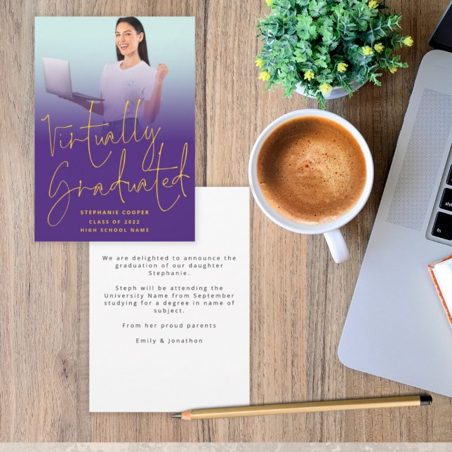 Virtuell abgestuftes Foto 2022 Lila Abschluss Ankündigung (Von Creator hochgeladen)