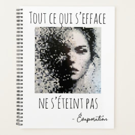 Visage brumeux en noir et blanc planer