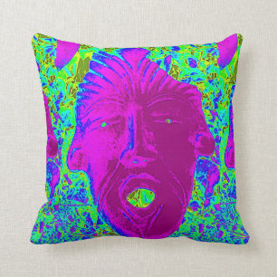 visage pourpre sur le coussin vert