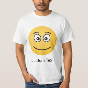 Visage souriant avec T-shirt aux yeux ouverts