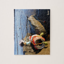 Vissende Fubby op een blikje aan de waterkant.