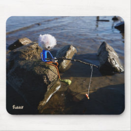 Vissende Fubby op een steen. Mousepad