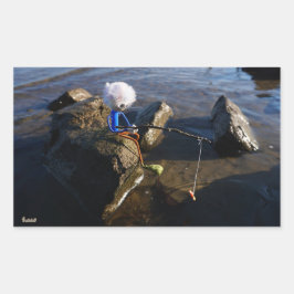 Vissende Fubby op een steen. Rechteckiger Aufkleber