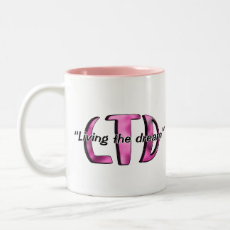 Vivant la tasse rose rêveuse