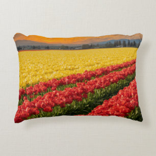 Vivid Red and Gold Tulips in Skagit Landkreis Dekokissen