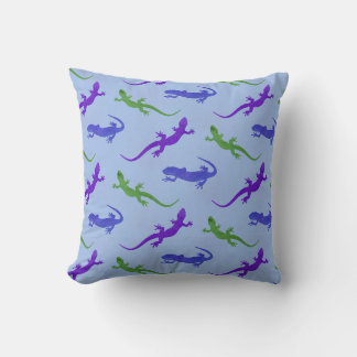 Vivid Salamander Silhouette in Blue Kissen