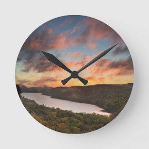 Vivid Sunrise Over Lake Of The Clouds In Autumn Runde Wanduhr
