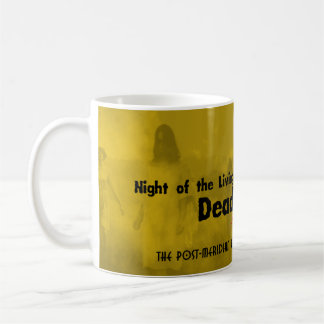 Vivre mort/roi dans une tasse jaune avec couronne
