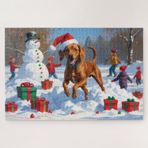 Vizsla läuft im Schnee mit Weihnachtsmütze