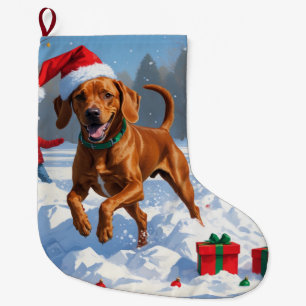 Vizsla läuft im Schnee mit Weihnachtsmütze Großer Weihnachtsstrumpf