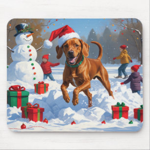 Vizsla läuft im Schnee mit Weihnachtsmütze Mousepad