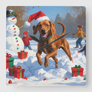 Vizsla läuft im Schnee mit Weihnachtsmütze Quadratische Wanduhr