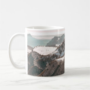 VOD-AUGEN-ANSICHT DES SCHNEES ÜBERDECKTER BERG UNT KAFFEETASSE