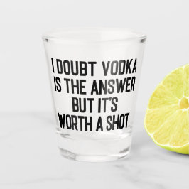 Vodka ist das Betrunkene Zitat der Antwort Schnapsglas