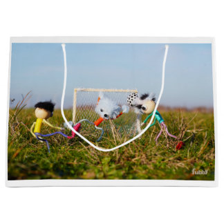 Voetbal wedstrijd van de Fubby's in actie. Große Geschenktüte