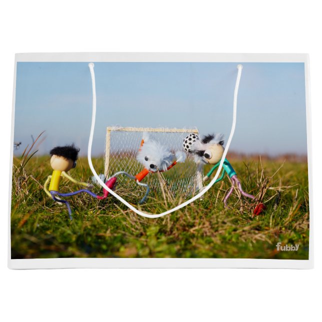 Voetbal wedstrijd van de Fubby's in actie. Große Geschenktüte (Vorderseite)