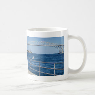 Vogel an der blaues Wasser-Brücke Kaffeetasse