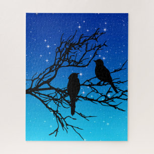 Vögel auf einem Zweig, Schwarz gegen Abend Himmel