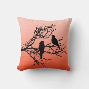 Vögel auf einem Zweig, schwarz gegen Sunset Orange Kissen