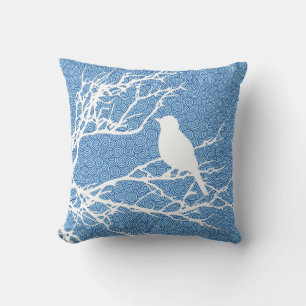 Vogel auf einem Zweig, Weiß gegen Himmel blau Kissen