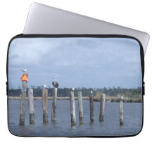 Vögel auf Posts im See