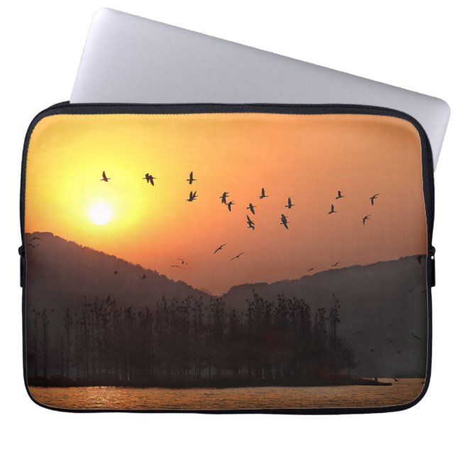 Vögel fliegen in Sunset Sky über dem East Lake Fot Laptopschutzhülle (Vorderseite)