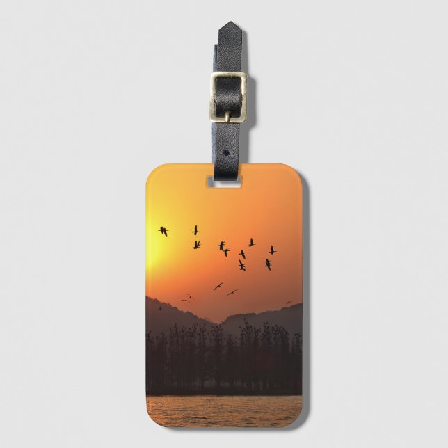 Vögel fliegen in Sunset Sky über den East Lake Gepäckanhänger (Vorderseite Vertikal)