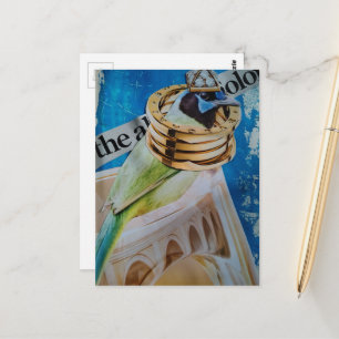 Vogel mit Schmuck und Architektur surreal Postkarte