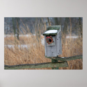Vogel, Nistkasten mit Weihnachtsgirlande im Winter Poster
