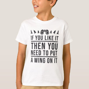 Vogel schauen auf einen Flügel auf dem sonnigen Vo T-Shirt