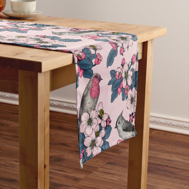 Vögel und Blüten auf rosa Kurzer Tischläufer (Beispiel)
