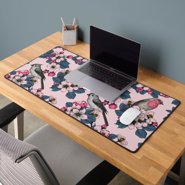 Vögel und Blüten auf rosa Schreibtischunterlage (Büro 2)