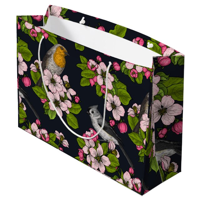 Vögel und Blüten auf schwarz Große Geschenktüte (Rückseite Schrägansicht)