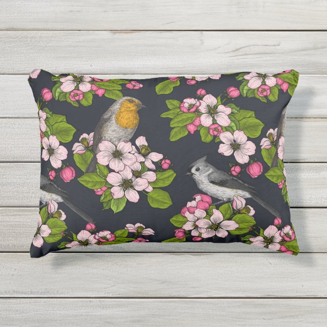 Vögel und Blüten auf schwarz Kissen Für Draußen (Vorderseite)