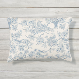 Vögel und Kirschblüten in Blau und Cremeweiß Kissen Für Draußen