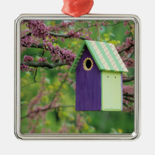 Vogelhaus auf einem Rotknospenbaum Ornament Aus Metall