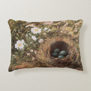 Vogelnest und Heckenrosen von John William Hill Zierkissen