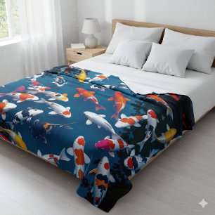 Vogelperspektive auf einen bunten Koi-Fischteich Fleecedecke