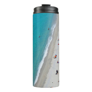 Vogelperspektive Foto der Menschen am Strand Thermosbecher