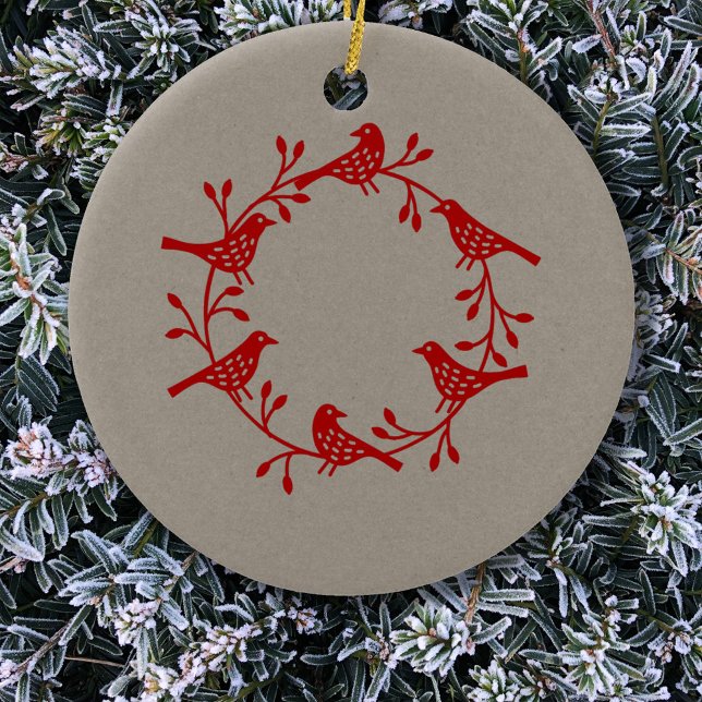 Vogelreath Red auf neutralem, modernem Skandi Keramik Ornament (Red bird wreath Scandinavian Christmas ornament)