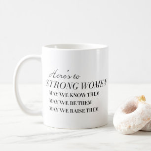 Voici dans la tasse de café forte de femmes