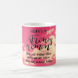 Voici dans la tasse forte de femmes